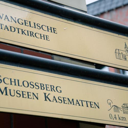 Wegweiser direkt am Haus